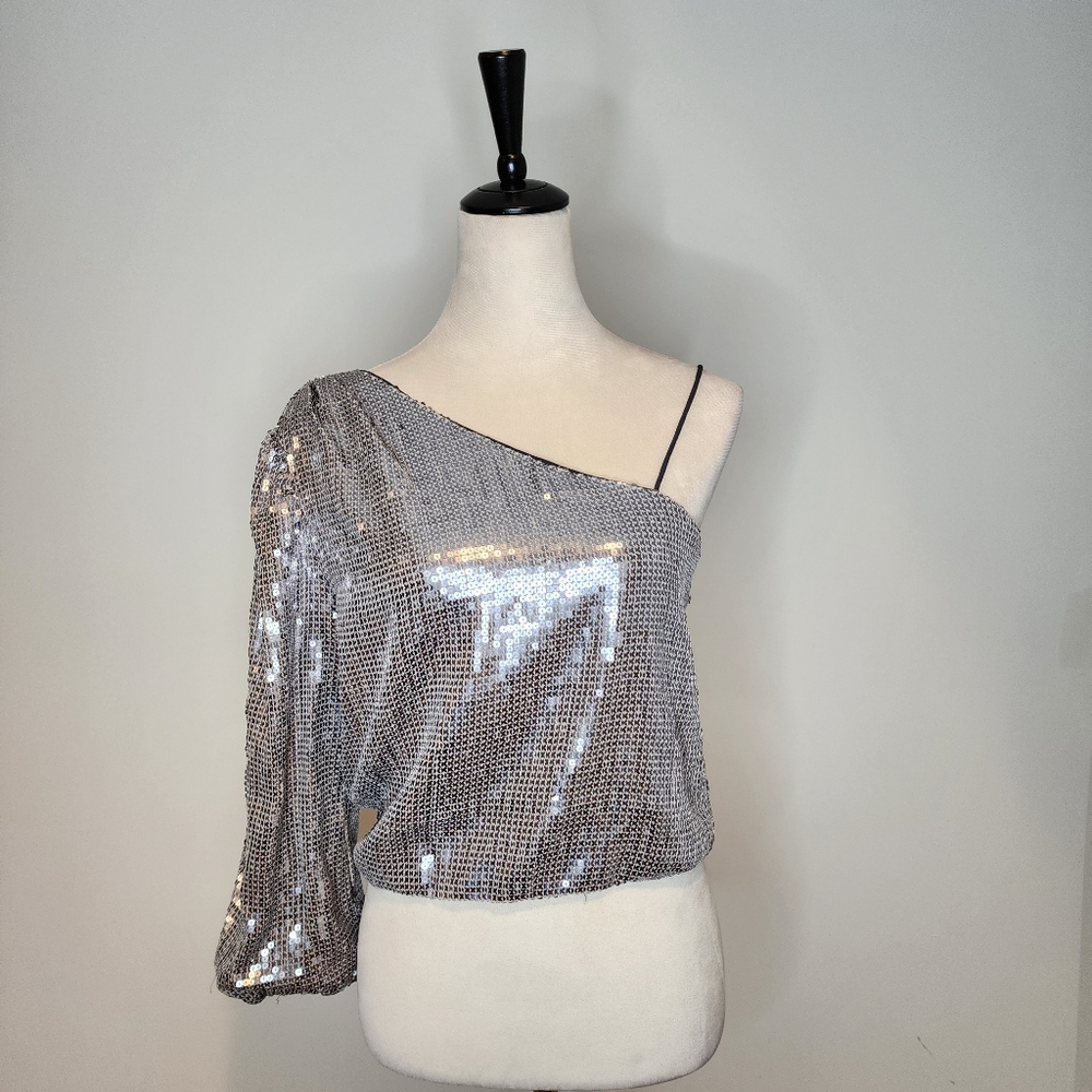 NWT Alice And Olivia Lucinda Sequin Asymmetric Top Size M - Picture 2 of 8